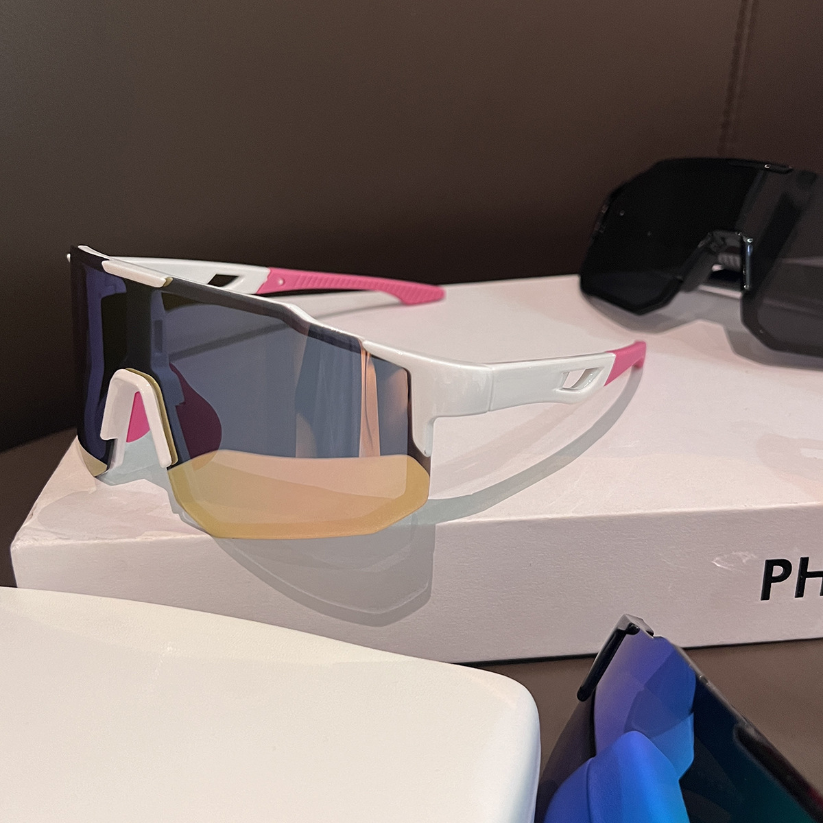 Hot new free shipping designer sunglasses for mens womens Outdoor Eyewear black blue white New outdoor sports cycling windproof and sunshade sunglasse