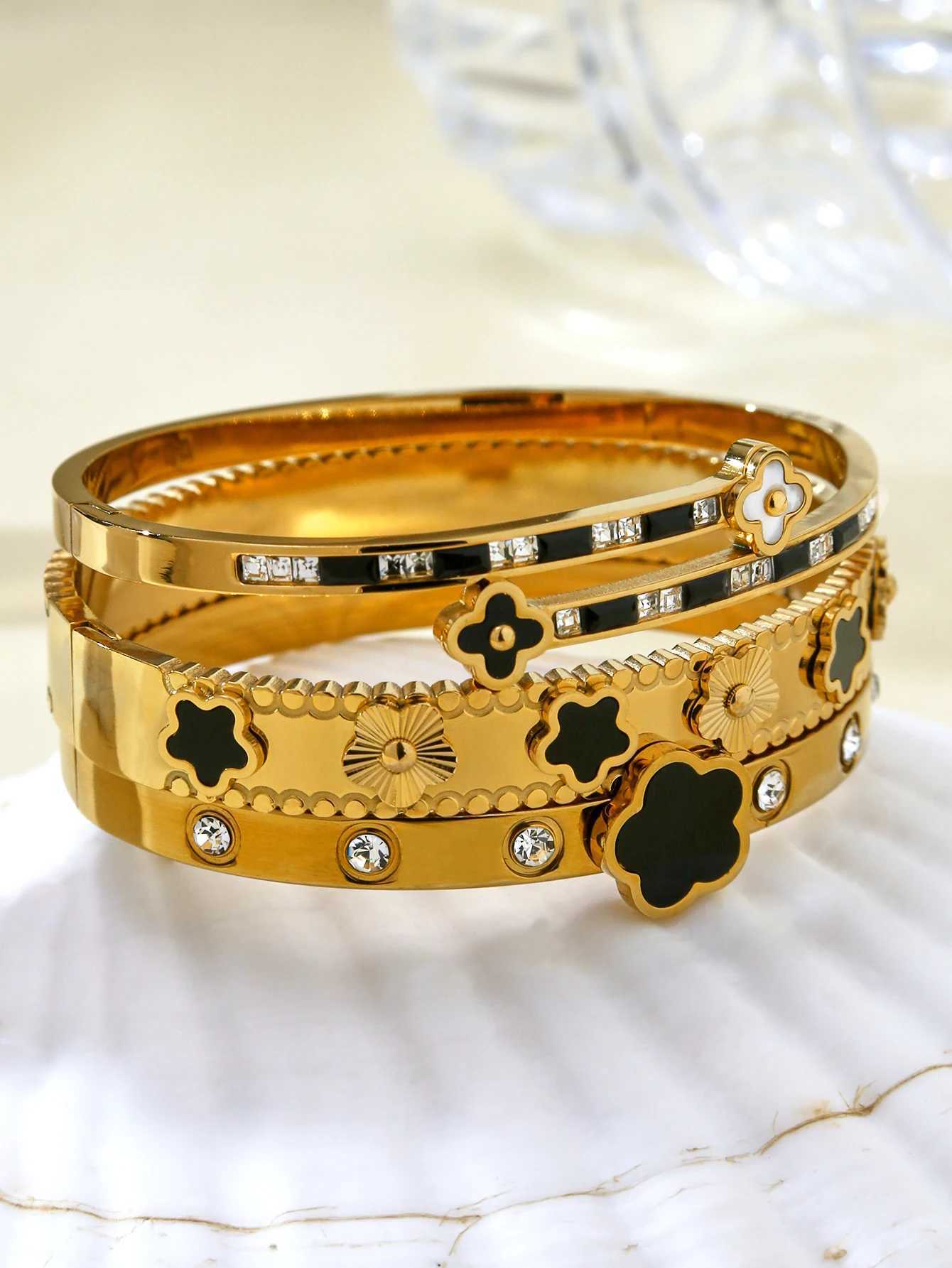 French-Style Elegant Retro Stainless Steel Five-Leaf Clover Diamond Flower Black And White Four-Leaf Clover Bracelet For Women Z251122