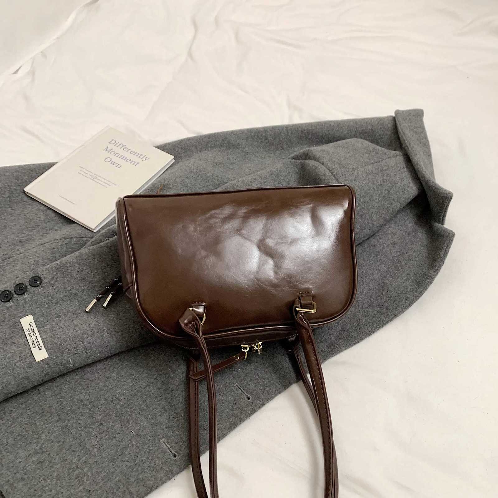 Womens Fashionable Casual Single-Shoulder Bag with a Unique Texture for Commuting Boston BagT251122