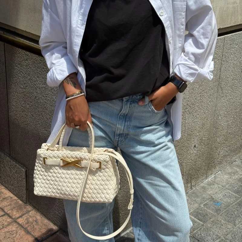 JW PEI 2025 New Large Wide Handbag for Women Fashion Faux Leather Commuter Shoulder Bag Crossbody Bag Designer Handbag K251121