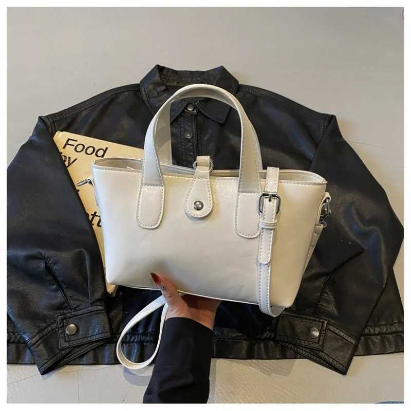 Elegant Women Crossbody Bag With Crystal Embellishment On The Flap And Chain Strap For Glamorous Outings And EventsT251122