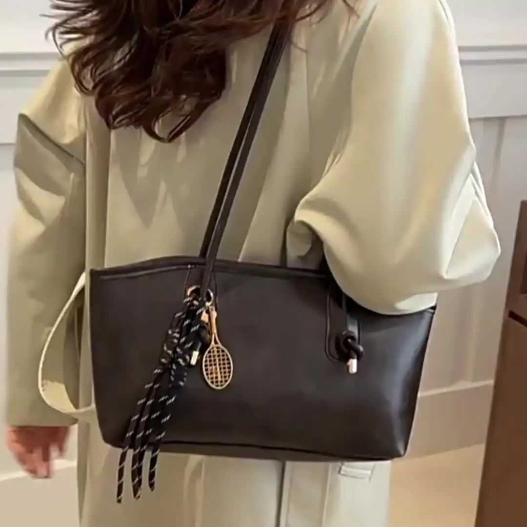 Vintage High End Womens Tote Bag Large Capacity Handbag Women 4 Colors with Ball Pendant Commuting Shoulder Bag for Outing PlayT251122