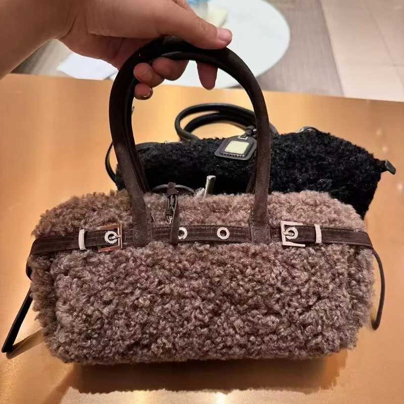 Autumn Winter Womens Lamb Wool Handbag Chic Color Contrasting Versatile Plush One Shoulder Crossbody Bags Party Clutch K251121