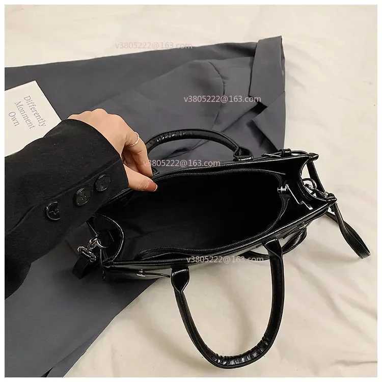 A Retro Large Capacity Womens Shoulder Bag Casual Commuter Bag Handbag Trendy Crossbody Bag for Office Use Autumn WinterT251122