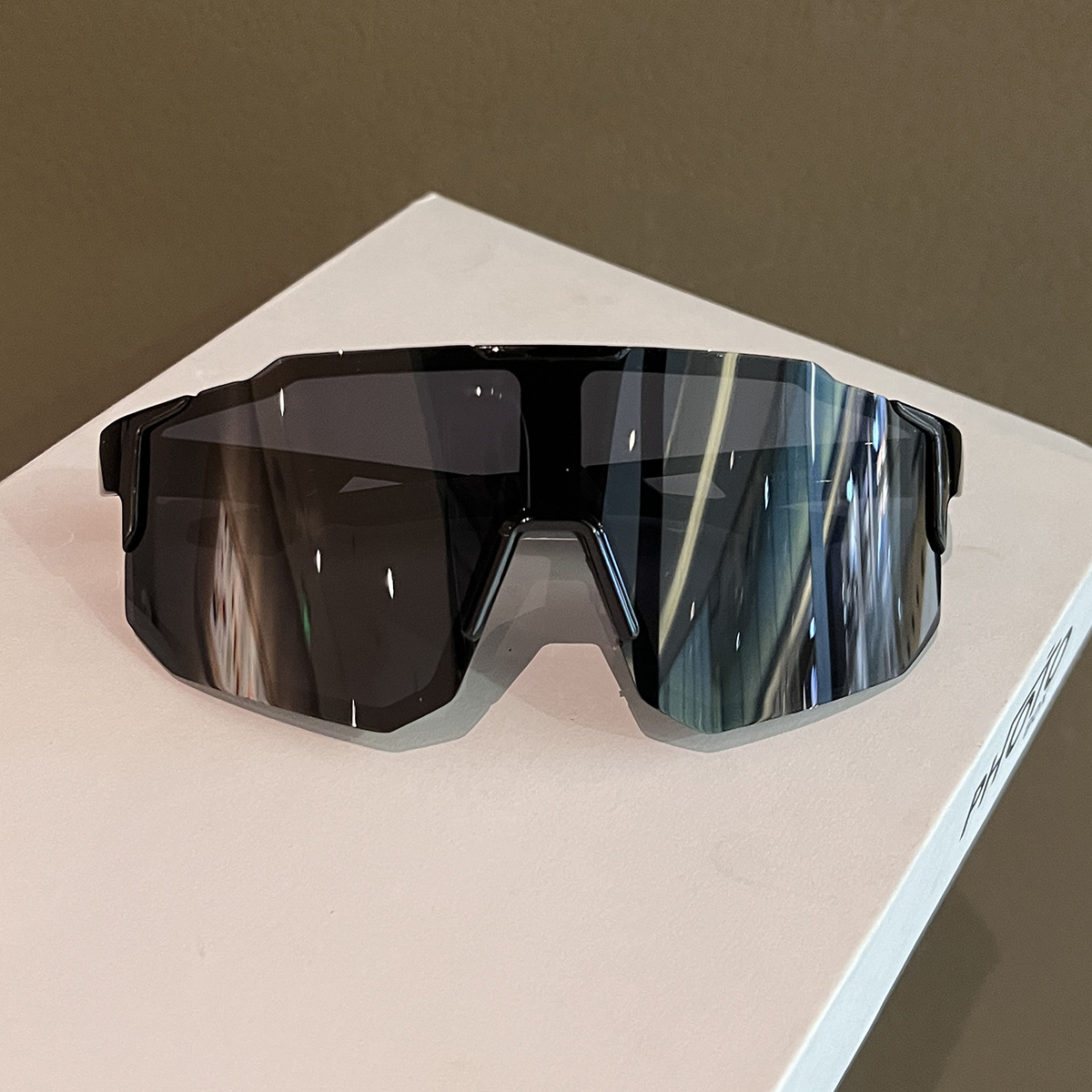 Hot new free shipping designer sunglasses for mens womens Outdoor Eyewear black blue white New outdoor sports cycling windproof and sunshade sunglasse