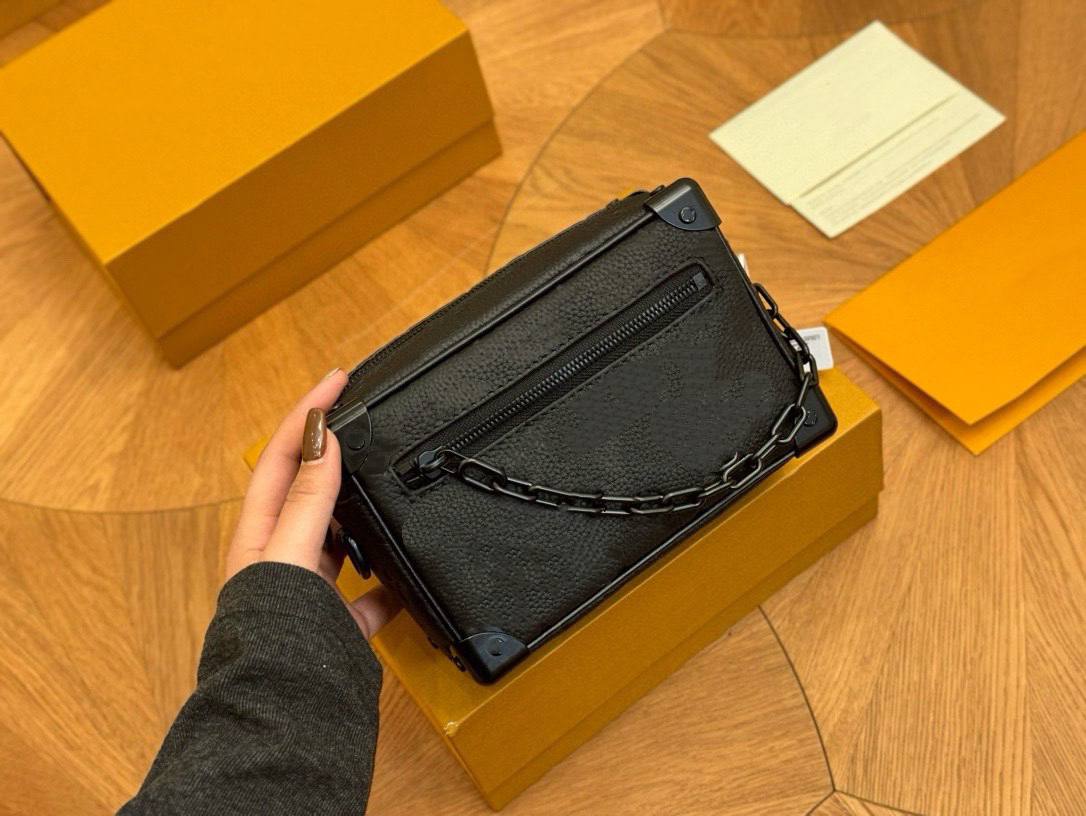 Designer bag men crossbody bags Embossing Leather Messenger shoulder bag mini soft Trunk chain clutch bag Mens Womens purse wallet Small Tote VR