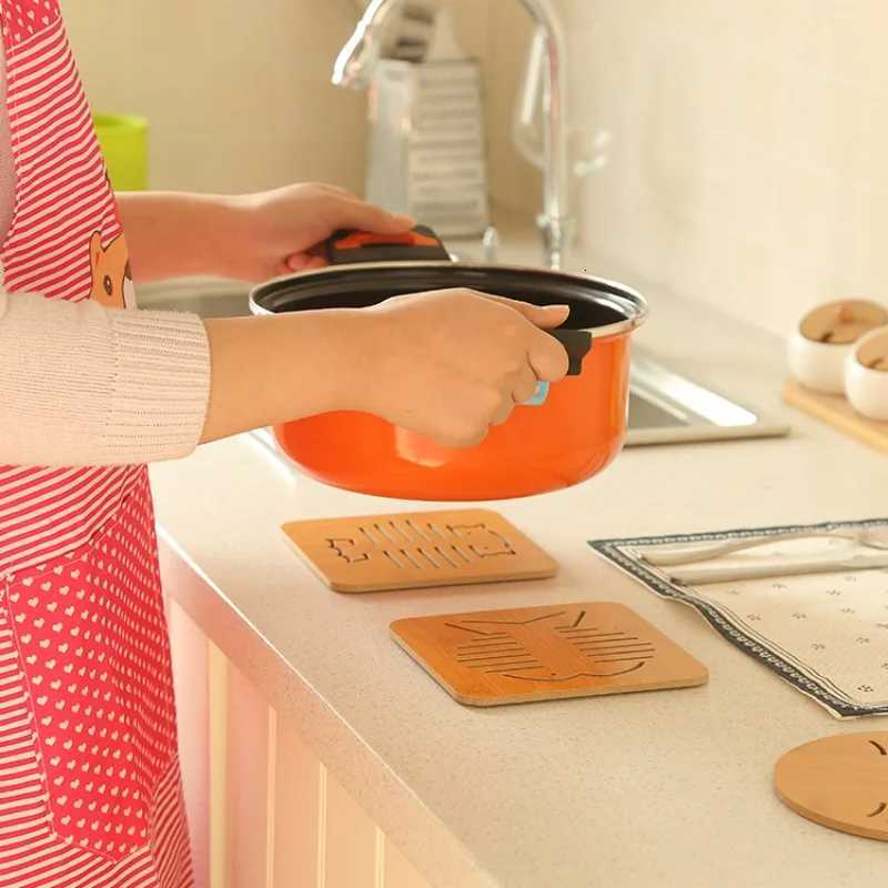 Hollow wooden anti slip coaster Home wooden cartoon insulation pad Thickened heat-resistant and heat-insulating mat for kitchen C251122