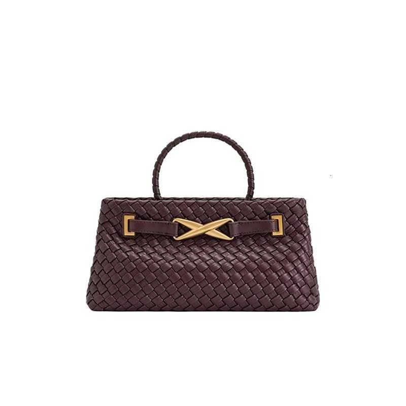 A new luxury handbag for women in 2025 a fashionable single-shoulder crossbody bag and a simple woven bag K251121