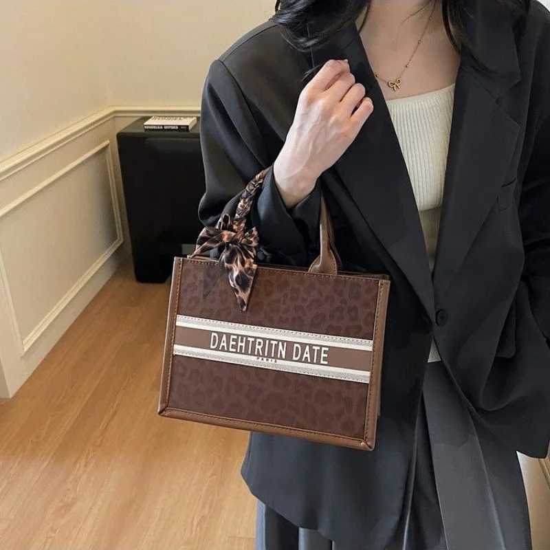 Womens Shoulder Bag Made Of Leaf-Patterned Leather Boasting Paris High-End Vintage Neat Look K251121