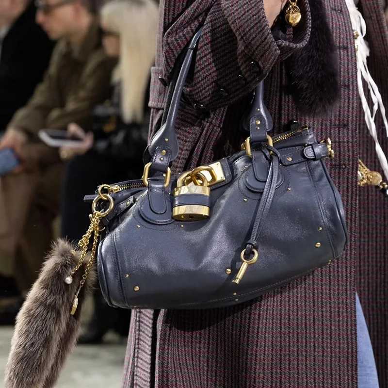 Vintage Lock Designer Tote Bag Punk Street Bag Classic Large Capacity Commuting Shoulder Bags FAshionable Lady Handbags K251121