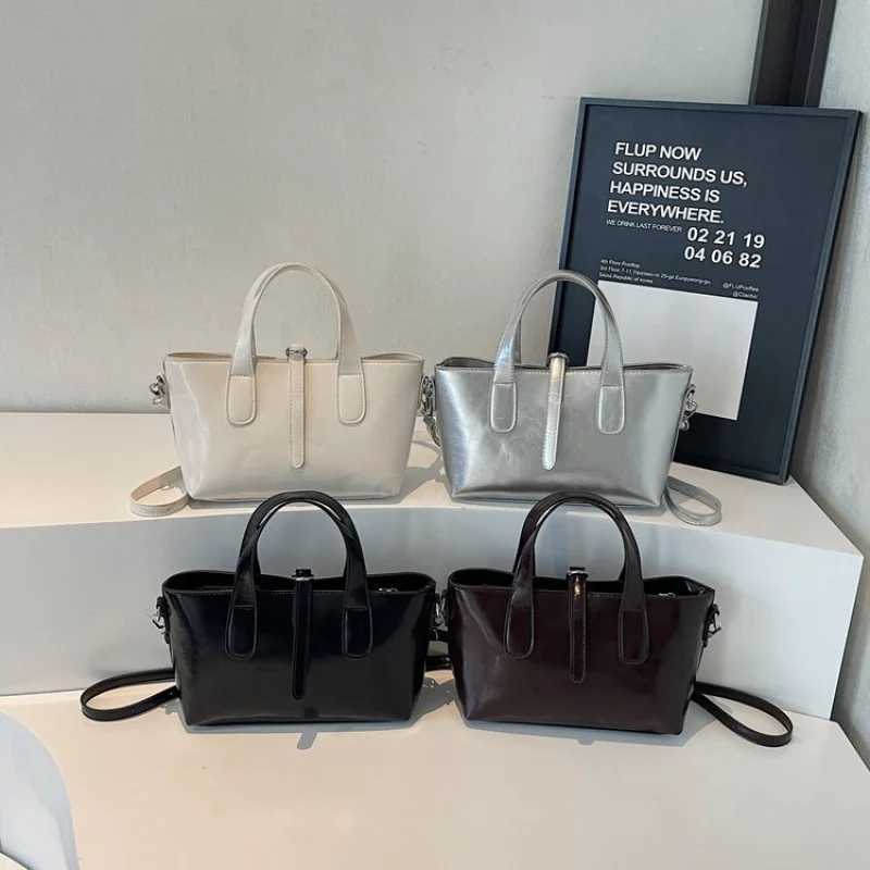 Elegant Women Crossbody Bag With Crystal Embellishment On The Flap And Chain Strap For Glamorous Outings And EventsT251122