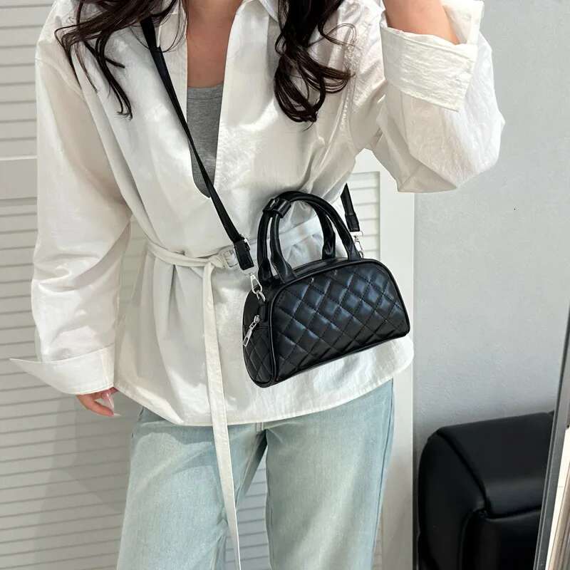 Spring New Niche Design Women S Fashionable Small Texture Casual Shell Personality Simple Korean Crossbody Bag Bag