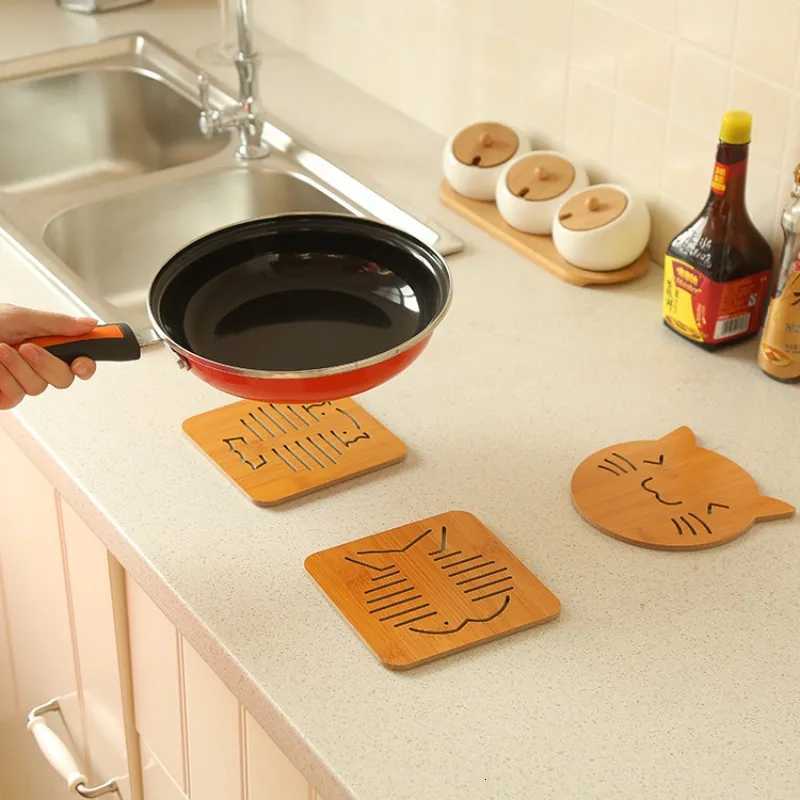 Hollow wooden anti slip coaster Home wooden cartoon insulation pad Thickened heat-resistant and heat-insulating mat for kitchen C251122