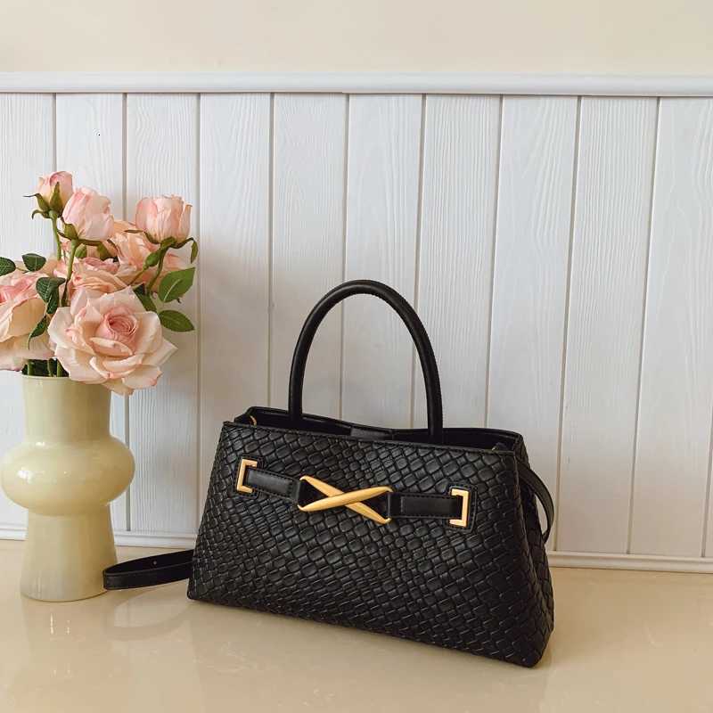 Chic And Timeless Womens Shoulder Bag Leather Handbag For Ladies Luxury Brand Crossbody Bag Everyday Essential K251121