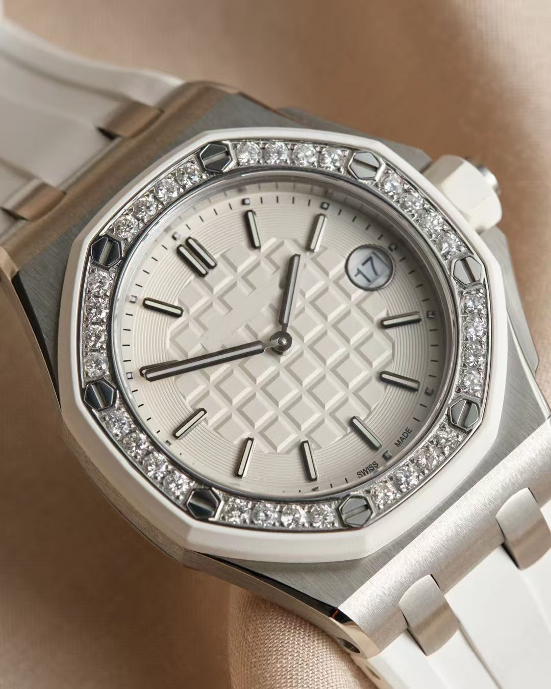 67540 37mm Diamonds Ladies Watch Swiss Quartz Sapphire Crystal Luxury Womens Wristwatch Rubber Strap Luminescent Hands