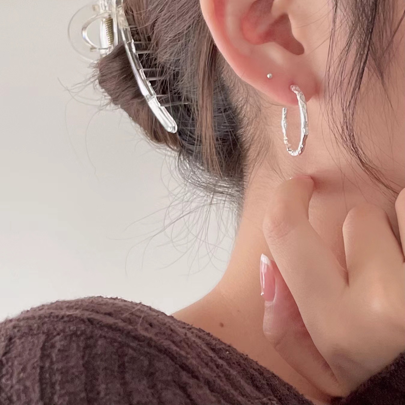 Chic Gold Tone Hammered Hoop Earrings Women's Fashion Jewelry Textured Design for a Casual yet Stylish Look