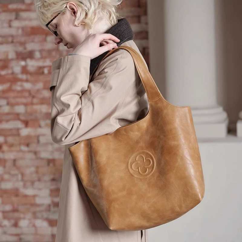 Cassile New Vintage Vegetable-Tanned Vest Tote Bag for Women Commuting Large Capacity Single Shoulder Underarm Bucket BagT251122