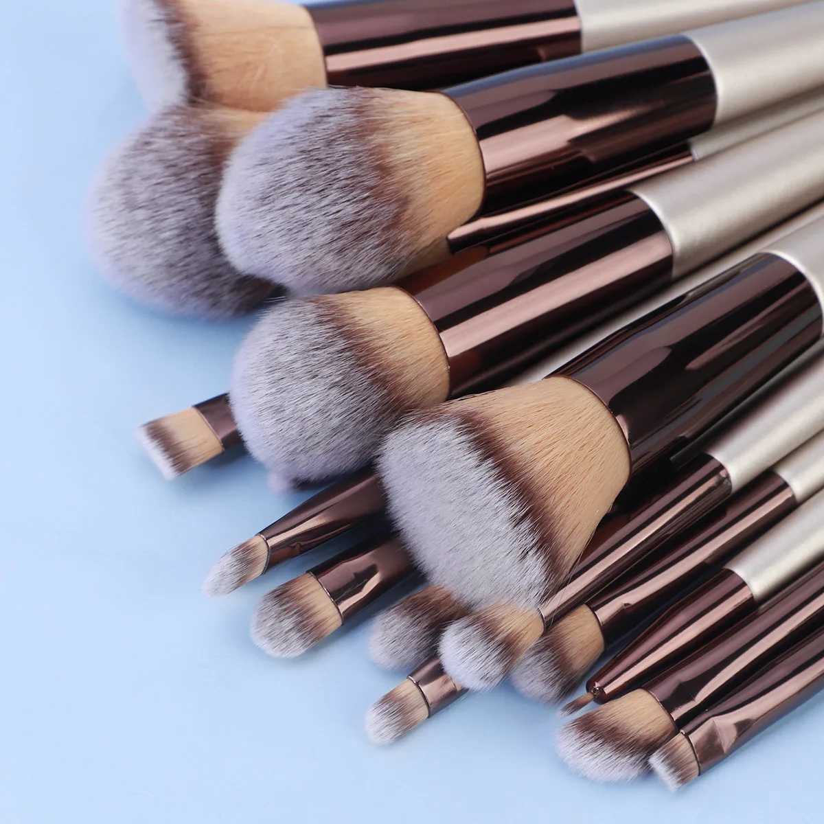 18-Piece Makeup Brush Set in Champagne Gold with Portable Brush Case Soft-Bristle Powder Brushes Eye Shadow Brushes and Full Se C251122