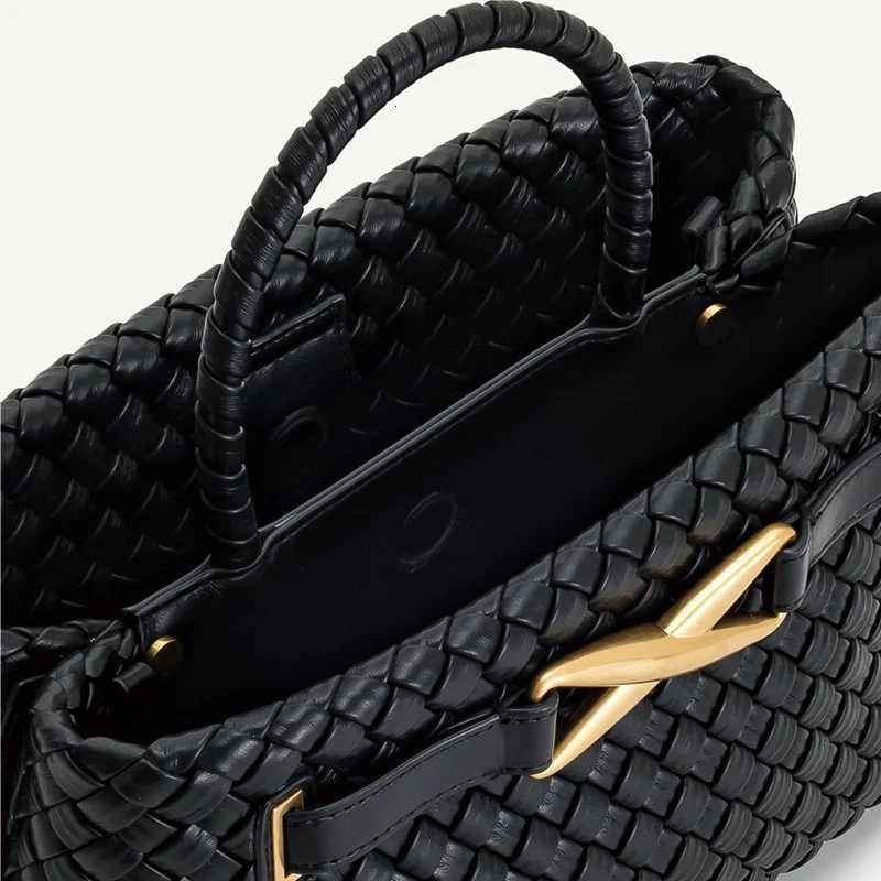 2025 Womens commuting hand-held woven bag fashionable capacity single-shoulder crossbody bag casual single-shoulder tote bag K251121