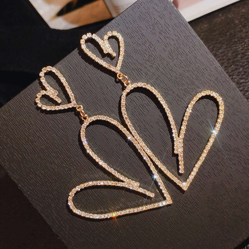 Fashionable women's rhie heart-shaped earrings with exaggerated temperament, internet famous design sense, long sier needle earrings, 2025 new tr