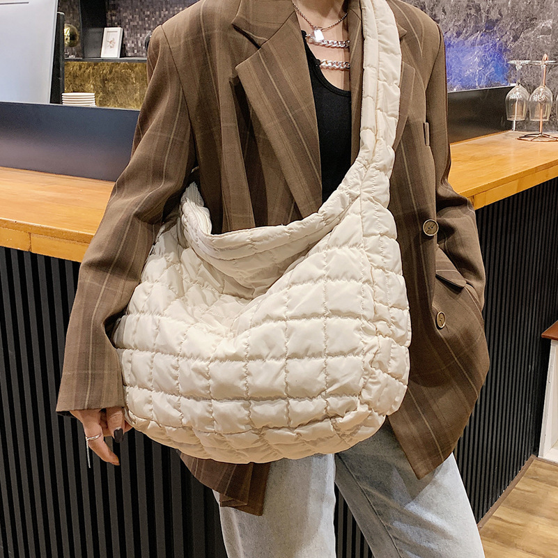This bag features a high-quality texture, large capacity, versatile women's tote, dumpling bag, single-shoulder crossbody bag, and underarm bag 2