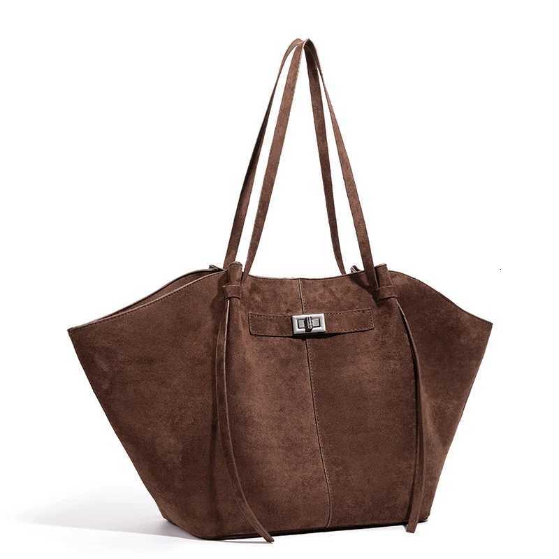 Fashionable lightweight large capacity hand-held wing bag commuting bat shaped high street handbag K251121