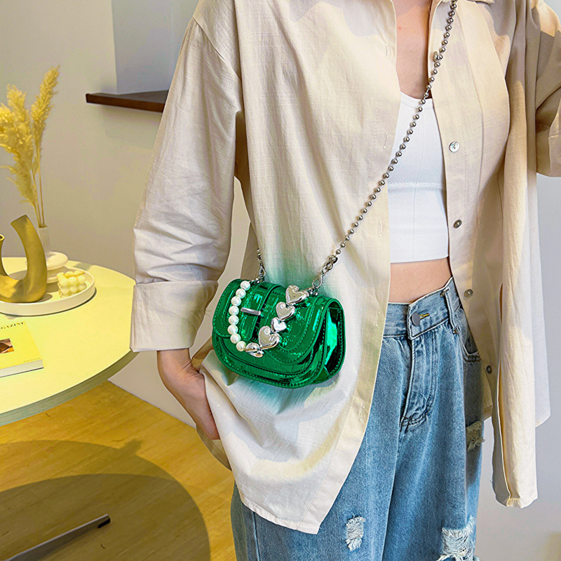 A new spring and summer niche design and fashionable pearl chain crossbody bag for women 2025s hot