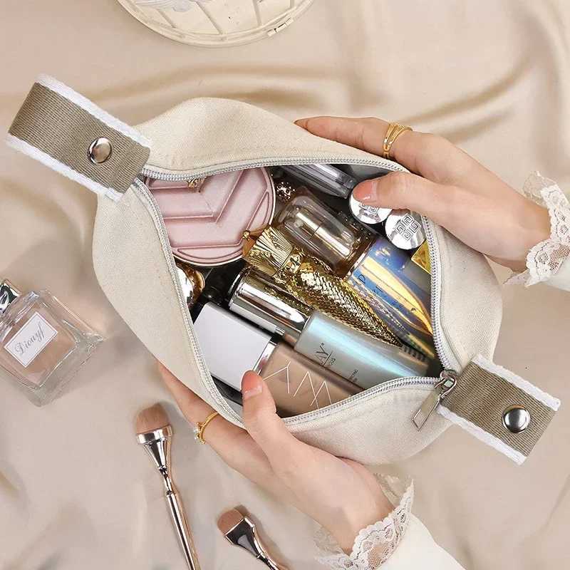 Designer New Womens Portable Large Capacity Womens Simple Cosmetics Storage Bag Makeup Bag Washing Bag Travel Bag Y251122