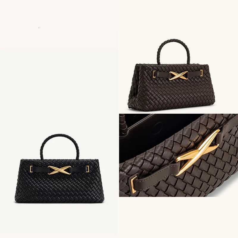 A new luxury handbag for women in 2025 a fashionable single-shoulder crossbody bag and a simple woven bag K251121