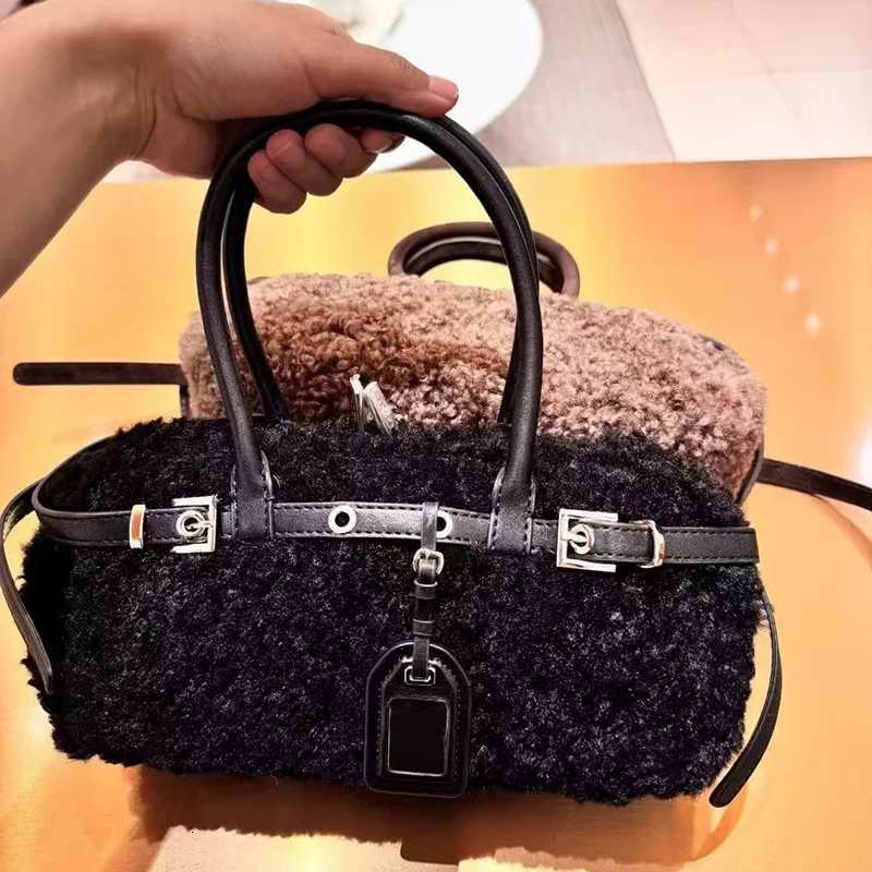 Autumn Winter Womens Lamb Wool Handbag Chic Color Contrasting Versatile Plush One Shoulder Crossbody Bags Party Clutch K251121