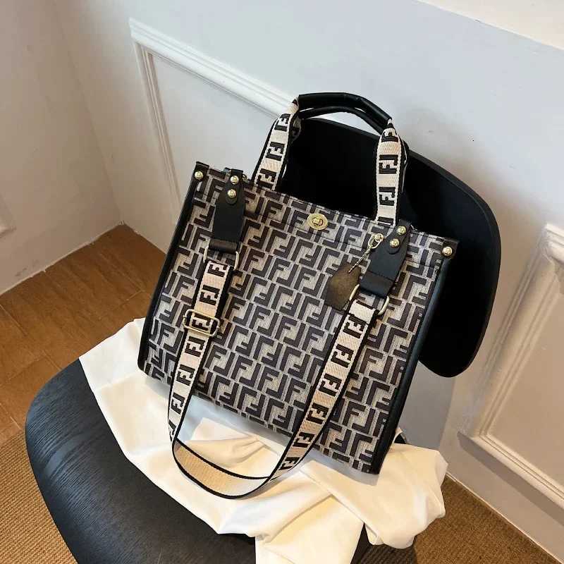 Fashionable Parisian Inspired Tote Bag - Elegant Solid Color Shopper With Adjustable Crossbody Strap K251121