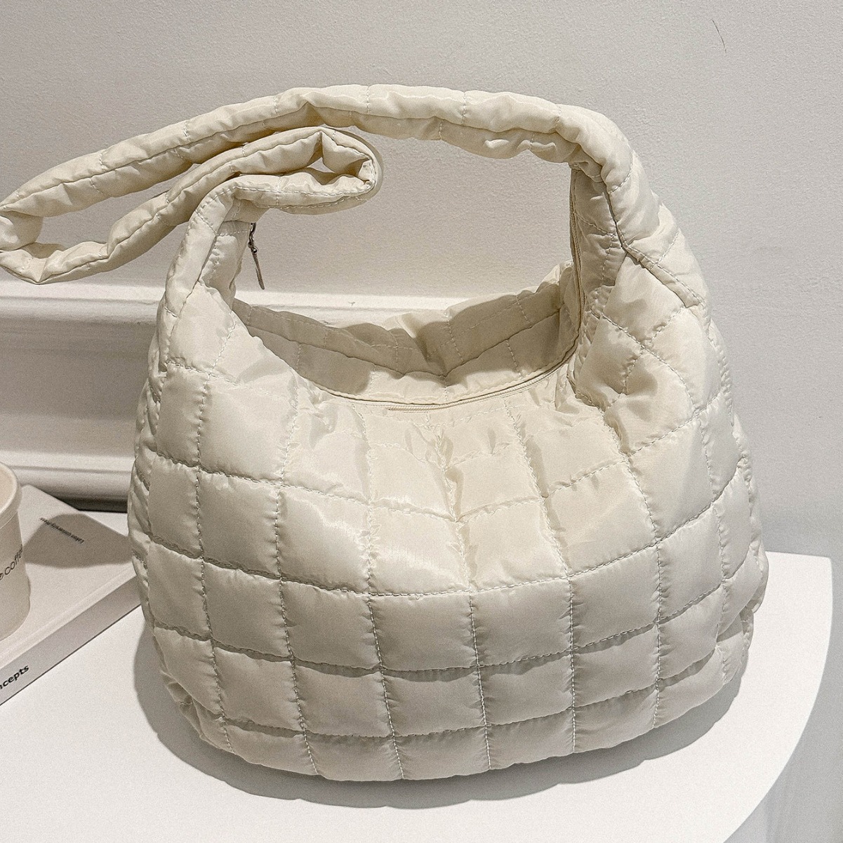 This bag features a high-quality texture, large capacity, versatile women's tote, dumpling bag, single-shoulder crossbody bag, and underarm bag 2