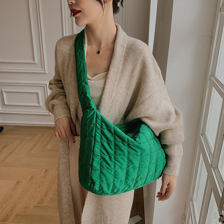 This bag features a high-quality texture, large capacity, versatile women's tote, dumpling bag, single-shoulder crossbody bag, and underarm bag 2