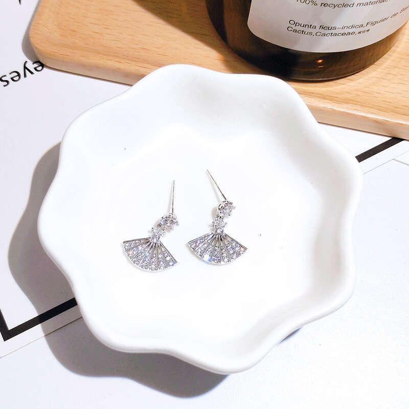 New Korean Dongdaemun featuring female sier needles, internet famous temperament, fan-shaped earrings without holes, and cool style ear clips