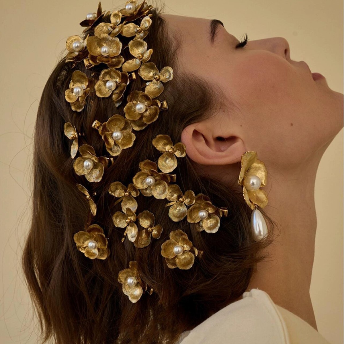 Elegant Gold Tone Flower Hair Clip Women's Fashion Accessory Pearl Accented Hair Barrette for Stylish Updos and Casual Hairstyles