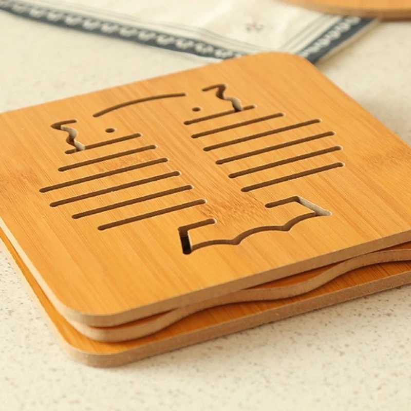 Hollow wooden anti slip coaster Home wooden cartoon insulation pad Thickened heat-resistant and heat-insulating mat for kitchen C251122