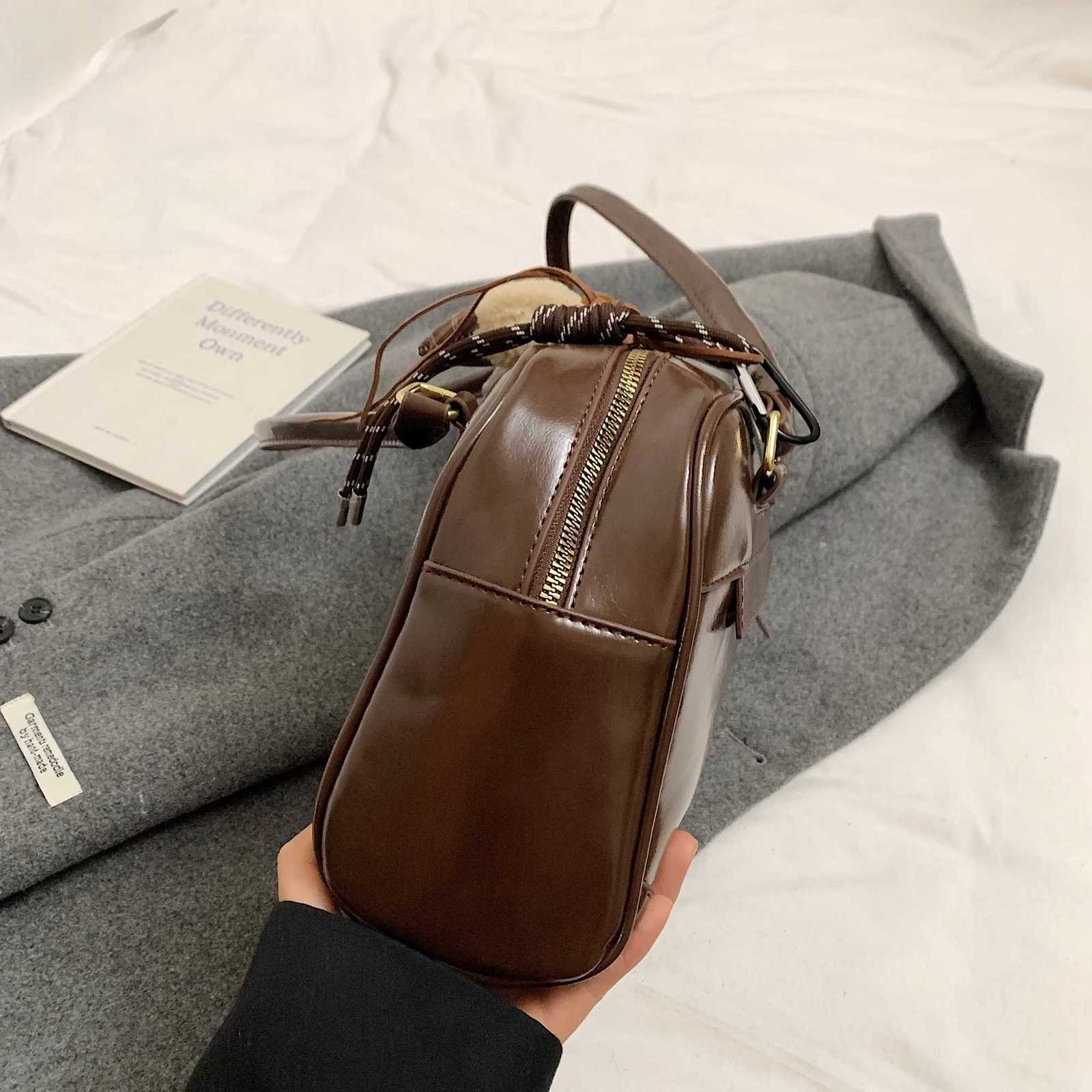 Womens Fashionable Casual Single-Shoulder Bag with a Unique Texture for Commuting Boston BagT251122