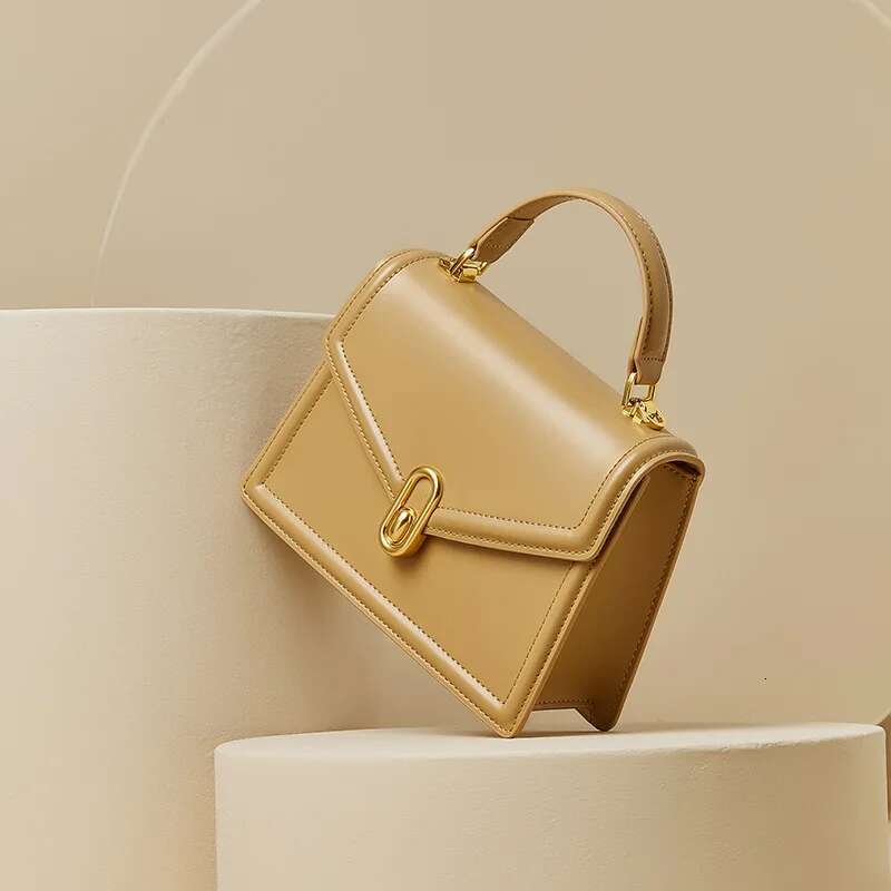 Fashionable Versatile Lightweight Leather Bag Ideal for Everyday Use