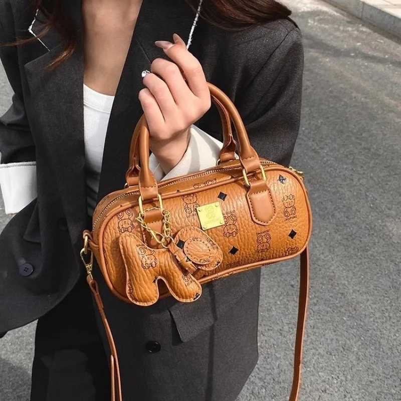 Chic Womens Leather Crossbody Messenger Bag Popular Designer Inspired Elegant Handbag For Everyday Stylish LadiesT251122