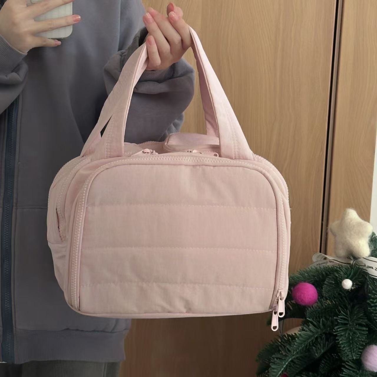 the tote bag Travel Makeup Bag for Women Large Spacious Capacity Portable Large Opening Waterproof Storage tote bag with Easy Access Design Toiletry O