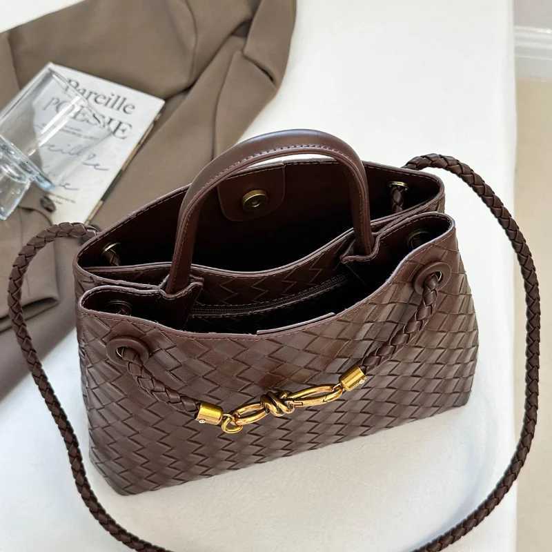 2025 New Metal Rope Woven Shoulder Bag Niche high-end Texture Handbag K251121