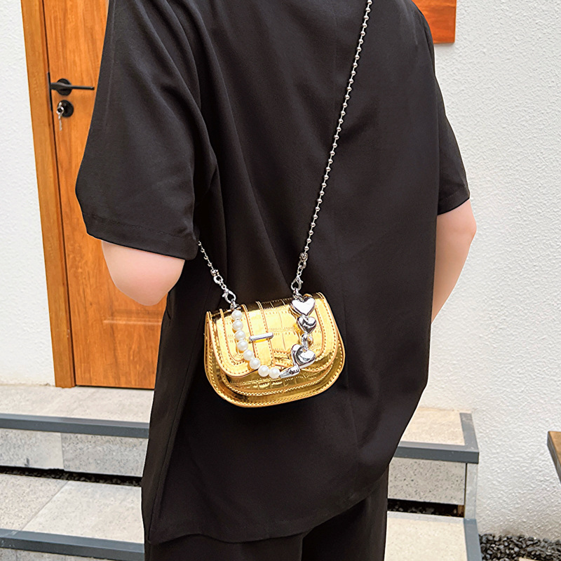 A new spring and summer niche design and fashionable pearl chain crossbody bag for women 2025