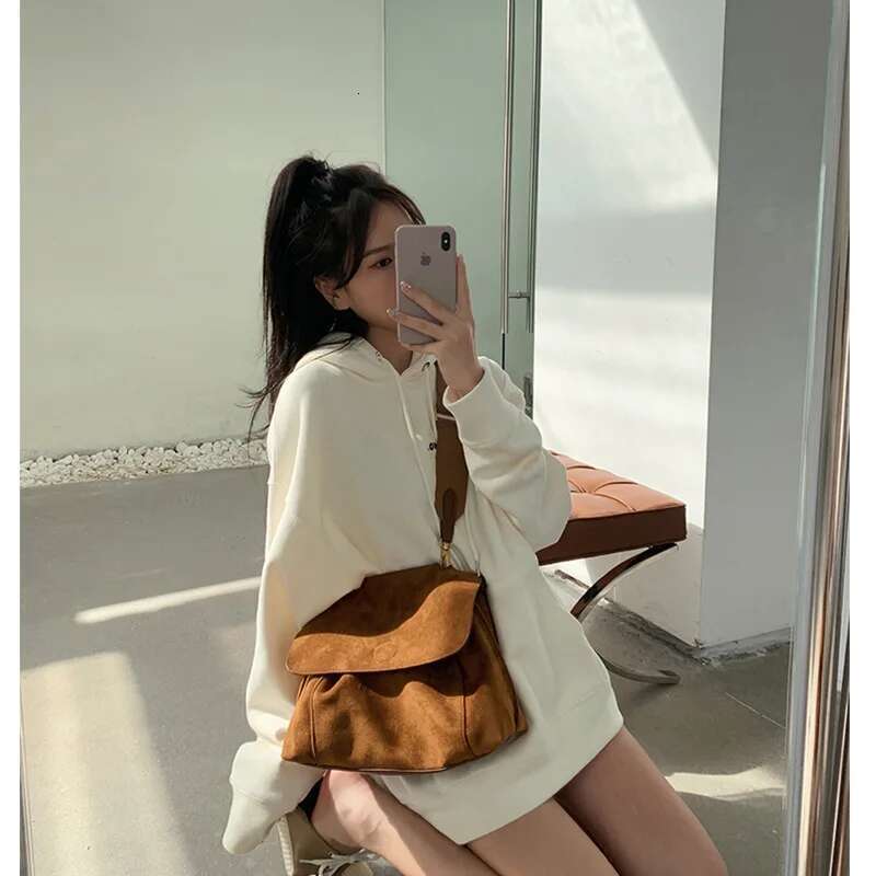 Factory Antique Brown Flannelette Niche Design High Grade Autumn And Winter Women S Large Capacity Crossbody Bag For Work Office Bag
