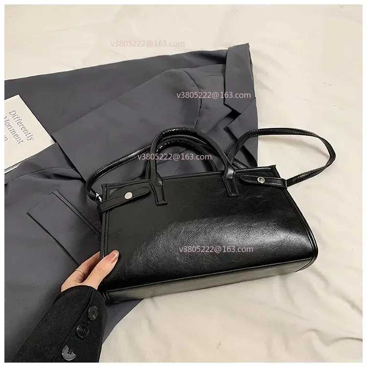 A Retro Large Capacity Womens Shoulder Bag Casual Commuter Bag Handbag Trendy Crossbody Bag for Office Use Autumn WinterT251122