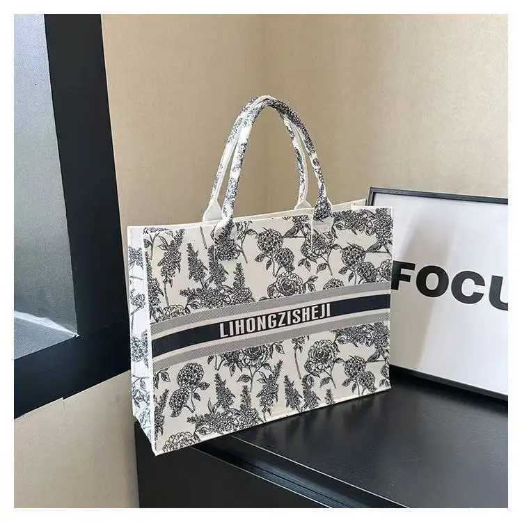 Light luxury blue and white porcelain pattern large capacity commuting business felt gift Chinese style handbag K251121