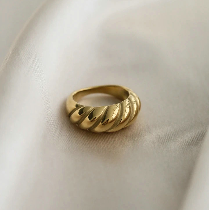 Elegant Gold Tone Twisted Band Ring Women's Fashion Jewelry Timeless Design for a Sophisticated Touch to Any Ensemble