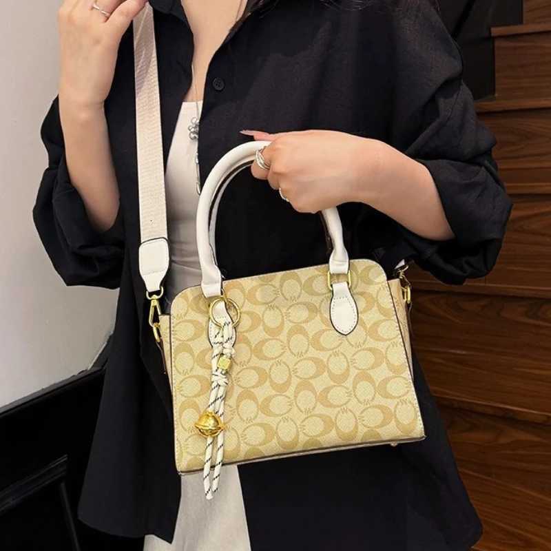 Lao Hua Hand-held Crossbody Bag 2025 New Style Elegant and Fashionable Tote Bag Retro and Versatile Single-shoulder Bag K251121