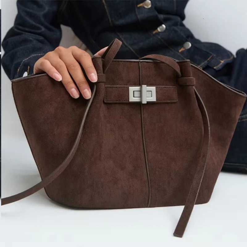 Fashionable lightweight large capacity hand-held wing bag commuting bat shaped high street handbag K251121