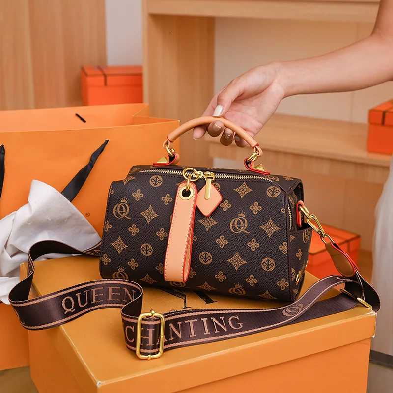 Womens Luxury Handbag 2025 Hot Sale New Korean Versatile Retro Print Boston Pillow Bag High Quality One Shoulder Crossbody Bag K251121