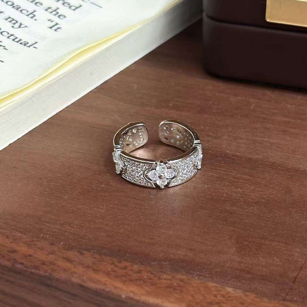 Designer luxury rings New Lucky Four Leaf copper plated with 18K gold Clover Star Fashion Vintage Style Flower Row Strip Ring
